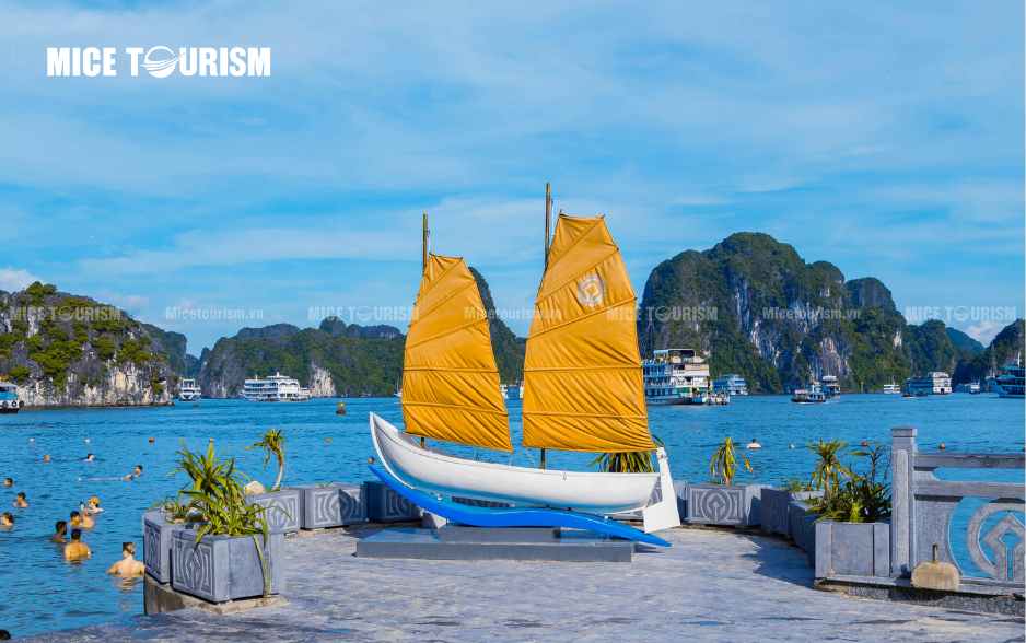 Thuyền buồm Hạ Long